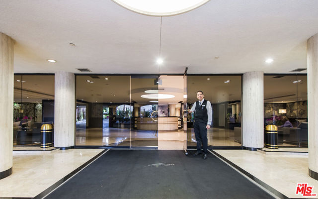 200 N Swall Drive, Beverly Hills CA: https://media.crmls.org/mediaz/7475edfb-a555-4d61-8697-fbdac2e42ac9.jpg