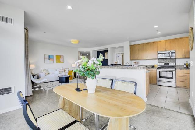 3090 Glascock Street, Oakland CA: https://media.crmls.org/mediaz/74763da3-1d14-48ca-998e-123eaf556f0c.jpg