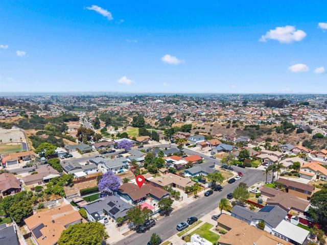 240 Ledgewood Ln, San Diego CA: https://media.crmls.org/mediaz/7476a9cd-c7e3-4062-a19a-da4250a11867.jpg