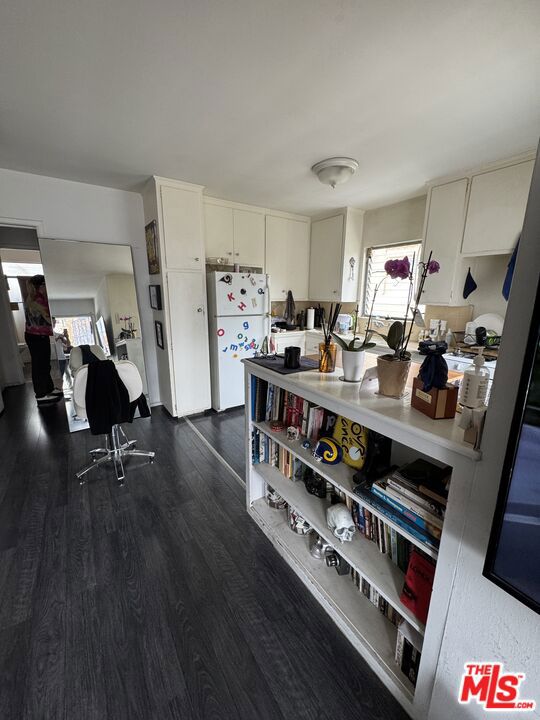 231 California Avenue, Santa Monica CA: https://media.crmls.org/mediaz/7476cd97-70a7-4563-9db7-5c5029c22138.jpg