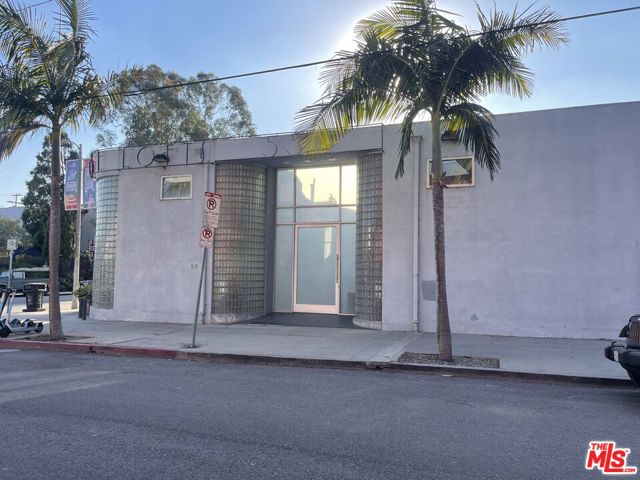 555 Rose Avenue, Venice CA: https://media.crmls.org/mediaz/7476ddf8-5f8b-43af-8b99-2a594d2c553f.jpg