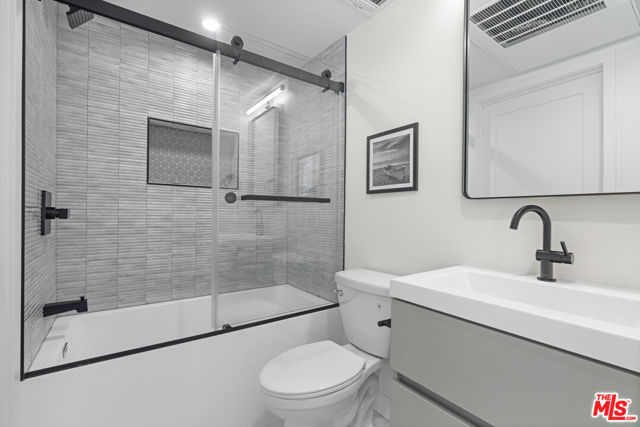 705 6th Avenue, Venice CA: https://media.crmls.org/mediaz/7477e95e-90c7-4730-a51e-14805a1367e1.jpg
