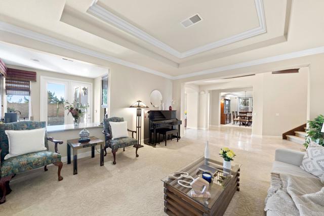 Detail Gallery Image 5 of 52 For 5273 Greenwillow Ln, San Diego,  CA 92130 - 5 Beds | 5/1 Baths