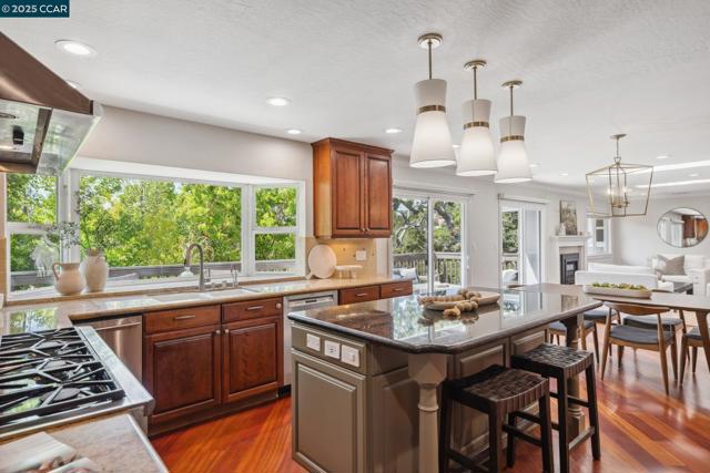 561 Morecroft Road, Lafayette CA: https://media.crmls.org/mediaz/747987bd-eebd-42e8-b2aa-667d9e4ff51e.jpg
