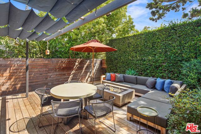 671 Oxford Avenue Venice, California Adorable Bungalow on quiet street close to all the fun Venice Beach has to offer. This charming 2 bedroom/2 bath home with mid-century flair is nestled behind high hedges for ultimate privacy and offers a tranquil outdoor setting for al fresco dining and cozy nights by the fire. The converted garage/studio serves as the perfect WFH or gym set up, equipped with a custom outdoor shower and ample storage. Experience the quintessential Venice lifestyle in this serene setting blocks from the beach and Abbot Kinney.