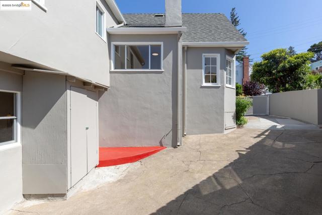 6753 Manor Crest, Oakland CA: https://media.crmls.org/mediaz/747a91bc-3b28-482f-9034-467418e792a7.jpg