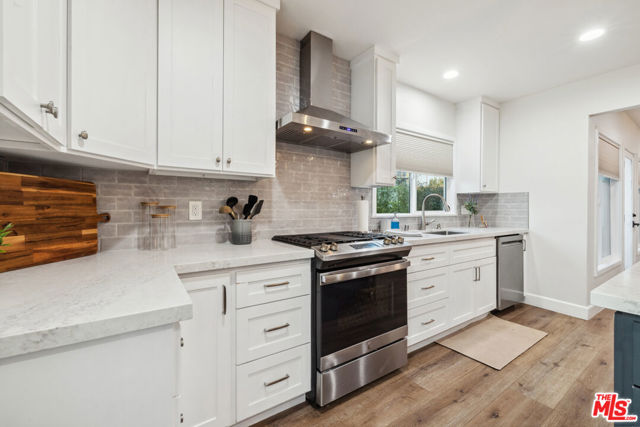 821 S Cloverdale Avenue, Los Angeles CA: https://media.crmls.org/mediaz/747b37bc-00bf-49fb-94d5-a582b81051d1.jpg