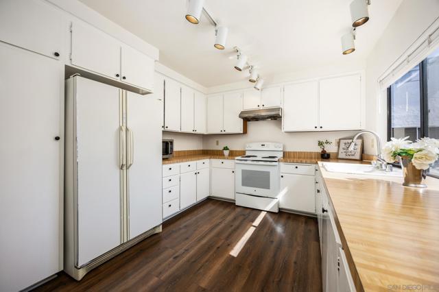 3236 Via Alicante, La Jolla CA: https://media.crmls.org/mediaz/747b8326-09ed-4b4f-b445-95c57036b23e.jpg
