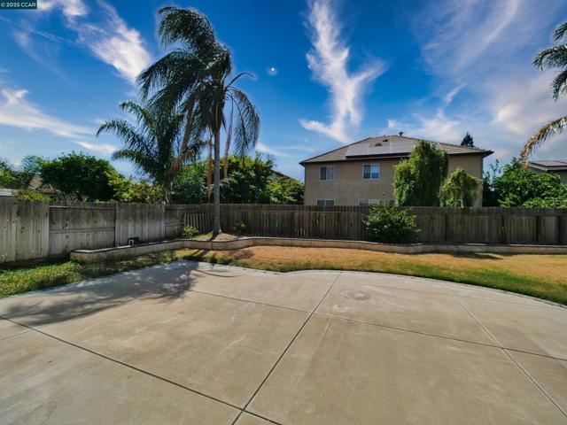 2035 Pasado Avenue, Manteca CA: https://media.crmls.org/mediaz/747be9e4-e92d-492c-b6a4-434df479000b.jpg