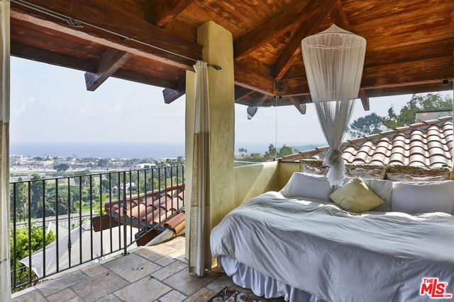 3504 Coast View Drive, Malibu CA: https://media.crmls.org/mediaz/747c24fa-d360-4e33-a72e-b0278e971ad5.jpg