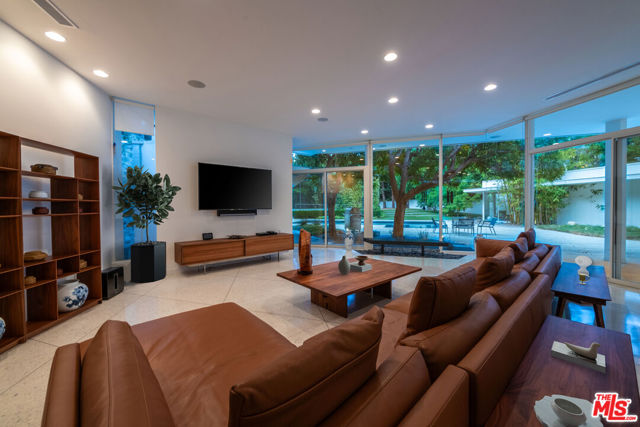 1010 N Rexford Drive, Beverly Hills CA: https://media.crmls.org/mediaz/747c2974-9e71-4e57-98a6-e9efae6d02a5.jpg