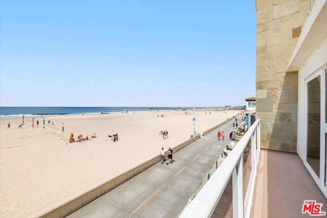 634 The Strand, Hermosa Beach, California 90254, 3 Bedrooms Bedrooms, ,2 BathroomsBathrooms,Residential,Sold,The Strand,22200669