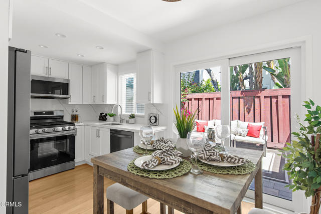 Detail Gallery Image 12 of 25 For 10801 Blix St #2,  North Hollywood,  CA 91602 - 2 Beds | 1/1 Baths