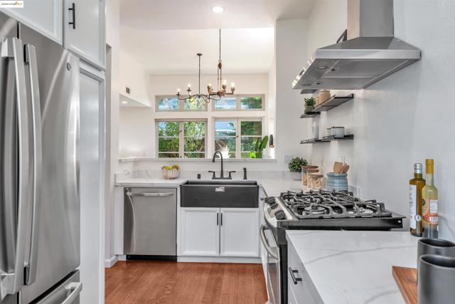 16 Bay Harbor Ct, Richmond CA: https://media.crmls.org/mediaz/7481582b-8a21-43e6-a355-0d8188295ea3.jpg