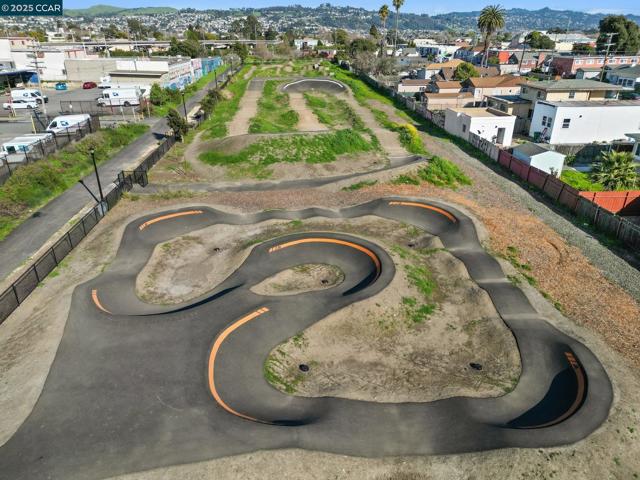 1627 Livingston Ln, Richmond CA: https://media.crmls.org/mediaz/74815aea-7bfb-47ba-86fe-cd2d0c7e67f4.jpg