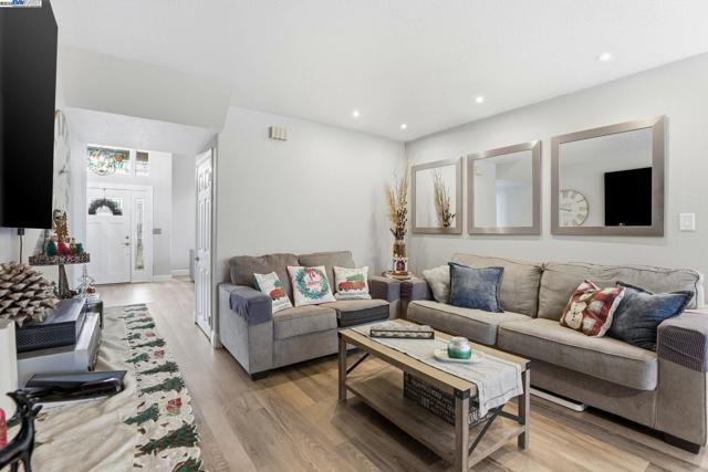 2891 Calle Reynoso, Pleasanton CA: https://media.crmls.org/mediaz/748177c3-3019-4fe3-9815-752affe93973.jpg