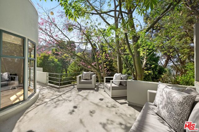 2477 Canyon Oak Drive, Los Angeles CA: https://media.crmls.org/mediaz/7481bd3d-2c41-4af7-a7f8-fbbfa8e5ca67.jpg