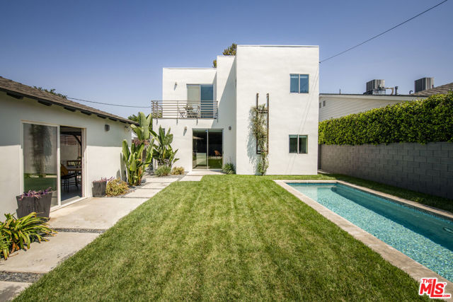4947 Varna Avenue, Sherman Oaks CA: https://media.crmls.org/mediaz/748262a7-7403-40fa-aa2c-f1fd88efd1dd.jpg