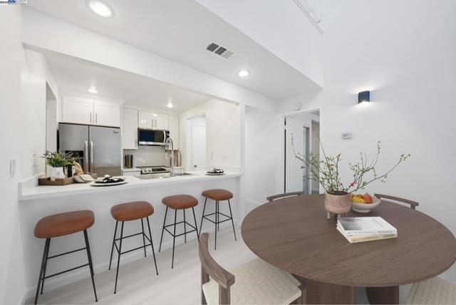 1089 Foxchase Dr, San Jose CA: https://media.crmls.org/mediaz/7482f9da-86da-4879-9497-f5611bd08e0b.jpg