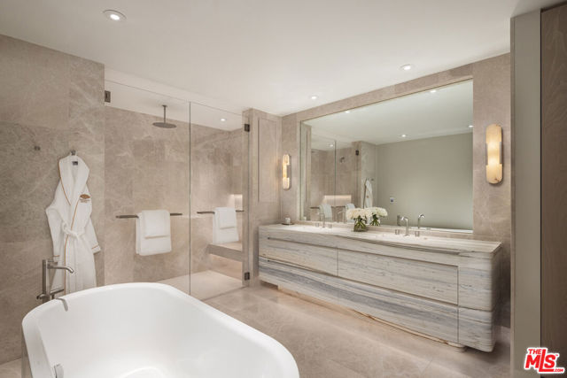9200 Wilshire Blvd, Beverly Hills CA: https://media.crmls.org/mediaz/7483587a-7922-448f-9b22-ba487ba6a1fa.jpg