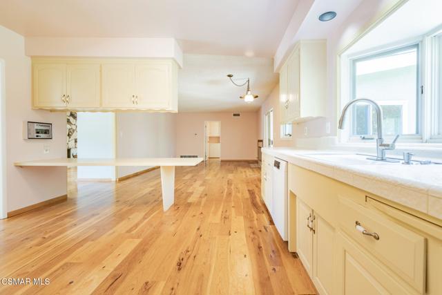 2085 Rayshire Street, Thousand Oaks CA: https://media.crmls.org/mediaz/748360f5-c92d-491e-9984-a7262e52c90f.jpg