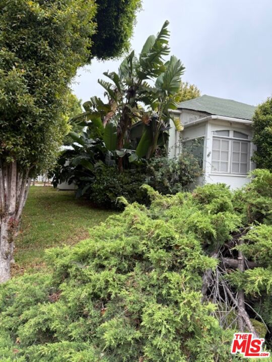 1301 Stanford St, Santa Monica CA: https://media.crmls.org/mediaz/748456c5-4c7b-44ff-a8e4-d05e9b495167.jpg