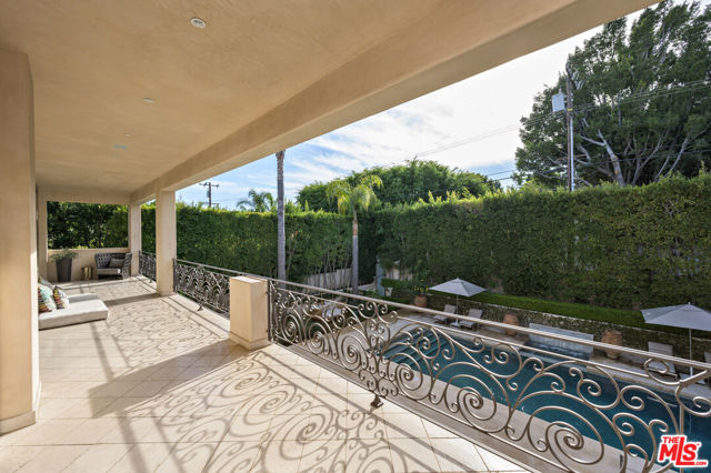 623 N ALTA Drive, Beverly Hills CA: https://media.crmls.org/mediaz/7484965c-410c-415e-a91c-7b178d645b56.jpg