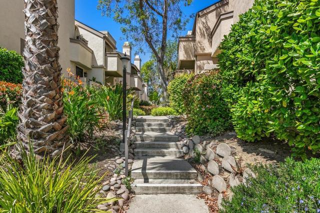 3205 Via Alicante, La Jolla CA: https://media.crmls.org/mediaz/7484dc1a-68dd-4c45-b859-cce53ddfe5bd.jpg