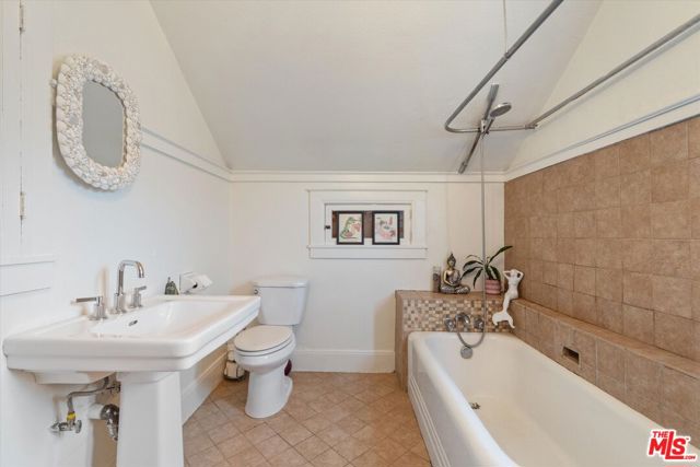 1654 5th Avenue, Los Angeles CA: https://media.crmls.org/mediaz/74863353-c1ec-4f80-adfd-8611ac76e084.jpg