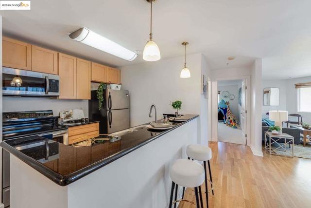 6400 Christie AVE, Emeryville CA: https://media.crmls.org/mediaz/74863380-d518-4a2e-af7d-ab239897c6f2.jpg