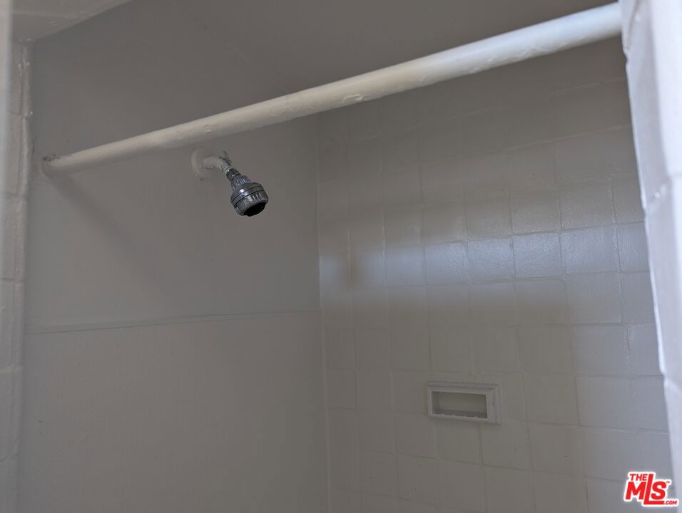 https://media.crmls.org/mediaz/748a76cc-f1da-46a3-9c24-b7a59da9423a.jpg?preset=X-Large