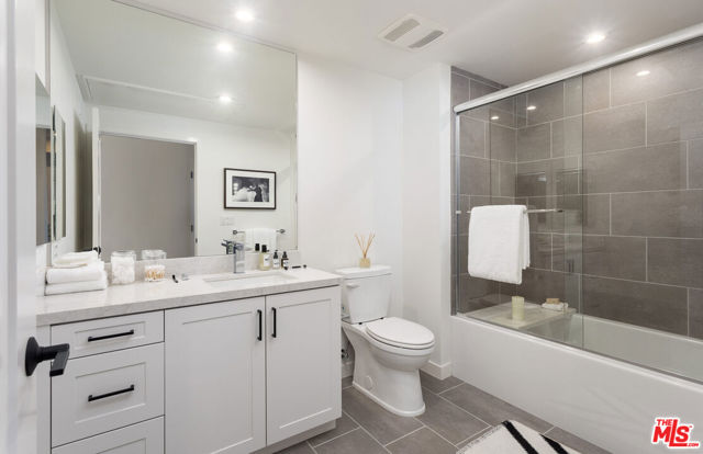 11950 Erwin Street Street, North Hollywood CA: https://media.crmls.org/mediaz/748b5338-cf0b-4543-97de-f31e7ccc80d6.jpg