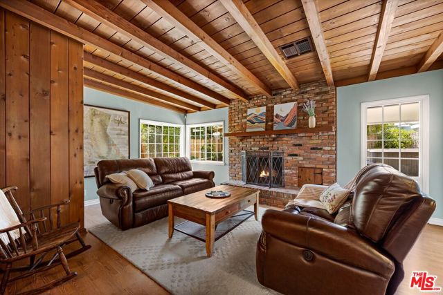 6611 Gerald Avenue, Lake Balboa CA: https://media.crmls.org/mediaz/748b5f3a-8147-4c10-a585-ab2b153981a5.jpg