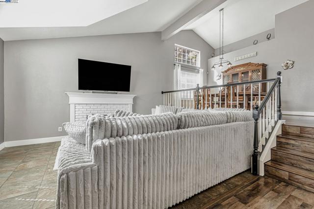 639 Eaker Ct, Antioch CA: https://media.crmls.org/mediaz/748bc22e-f9d9-473e-8b5b-e5ffc43b2dd1.jpg