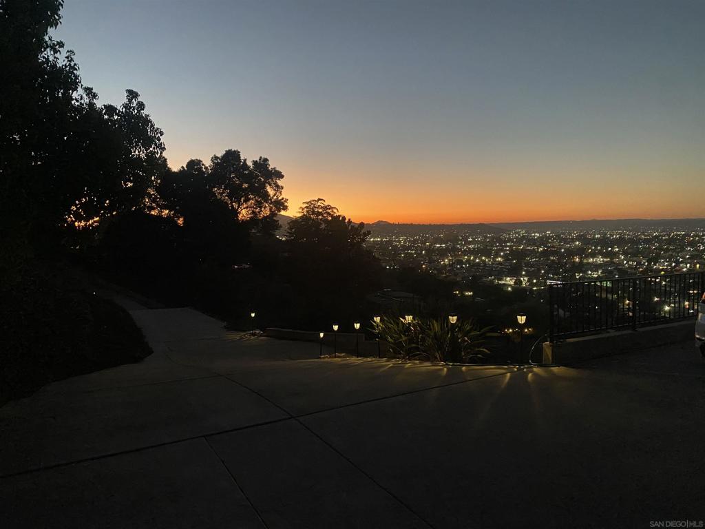 https://media.crmls.org/mediaz/748bfde2-17ba-4a50-a965-4c561a2f310c.jpg?preset=X-Large