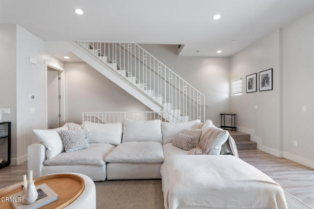 5664 Hazeltine Avenue, Sherman Oaks CA: https://media.crmls.org/mediaz/748c293c-35db-4acf-8ea7-a16c5fbe82f9.jpg