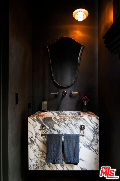 8817 Thrasher Avenue, Los Angeles CA: https://media.crmls.org/mediaz/748c8f7c-aa95-4df8-8e16-da09df4f58e3.jpg