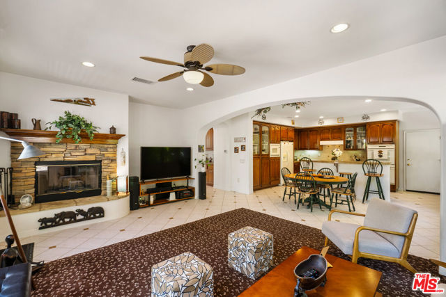 2321 Sunny Point Street, Thousand Oaks CA: https://media.crmls.org/mediaz/748cad44-e698-45af-b0f3-a77f55043967.jpg