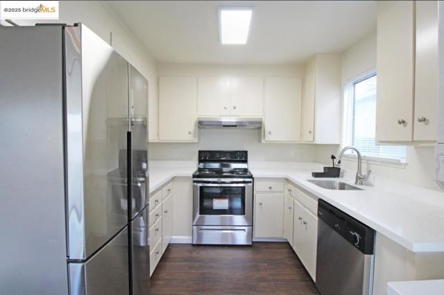 3044 Capp ST, Oakland CA: https://media.crmls.org/mediaz/748e3d11-cd94-48b9-b3b3-74c5296930f4.jpg