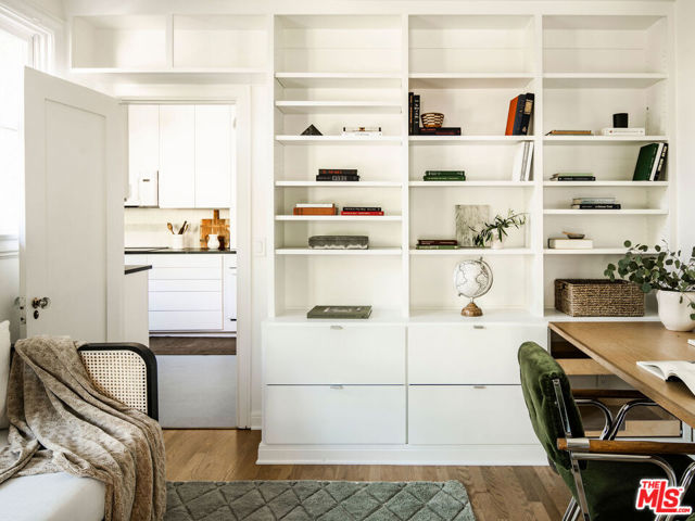 131 S Arden Boulevard, Los Angeles CA: https://media.crmls.org/mediaz/748e8bc8-9d1a-470d-bc54-e6931efae4b3.jpg