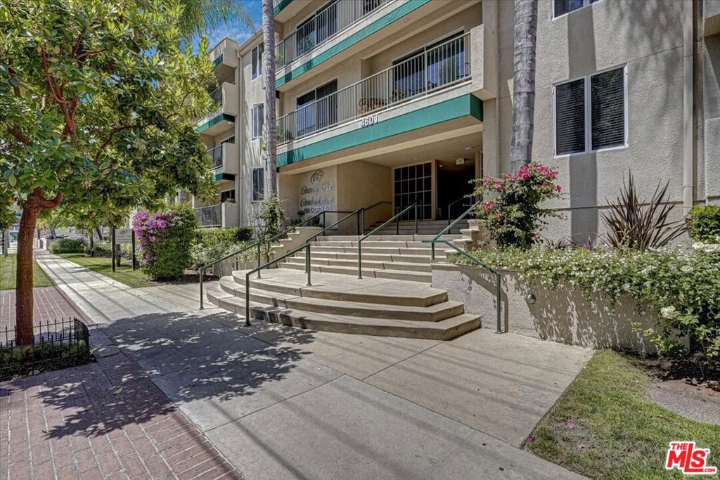 4501 CEDROS Avenue #135