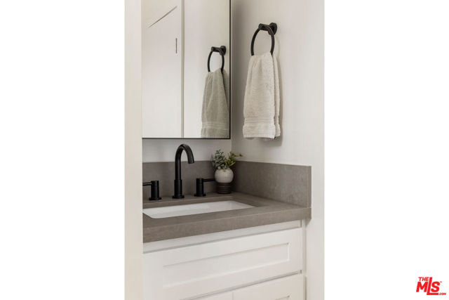 3330 Minto Court, Los Angeles CA: https://media.crmls.org/mediaz/74915c6c-9694-4680-999a-a2a5ea4419fd.jpg