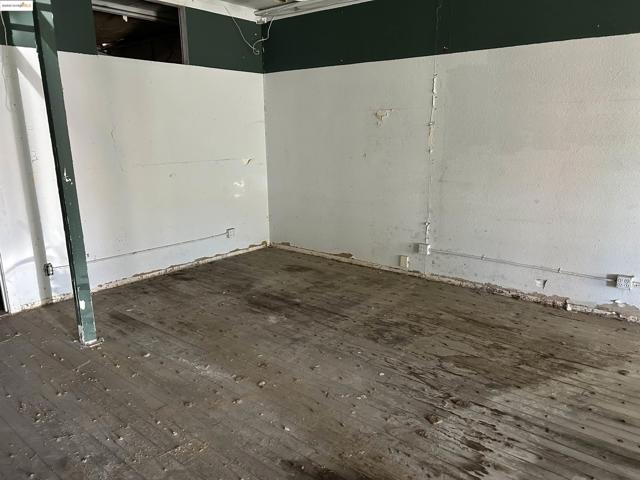 39 Main St, Isleton CA: https://media.crmls.org/mediaz/7491afb2-0b31-46f4-b9d4-e9e08aae8bb0.jpg