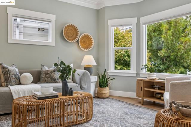 617 59th St, Oakland CA: https://media.crmls.org/mediaz/74929108-0f58-463f-858f-62a5da2a0e9b.jpg