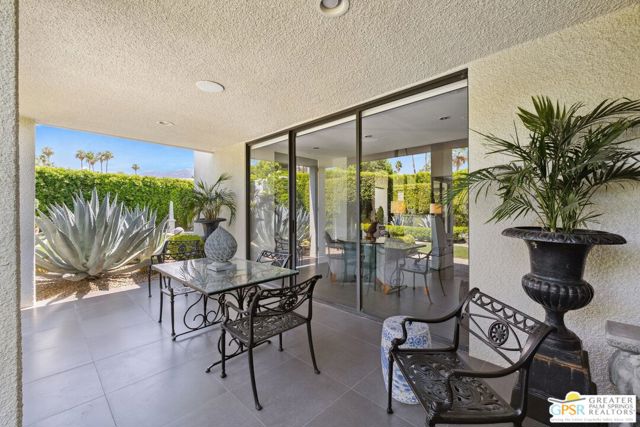 1860 Via Isla, Palm Springs CA: https://media.crmls.org/mediaz/7492bcf1-8595-4249-bcd3-1a6593b3aa39.jpg