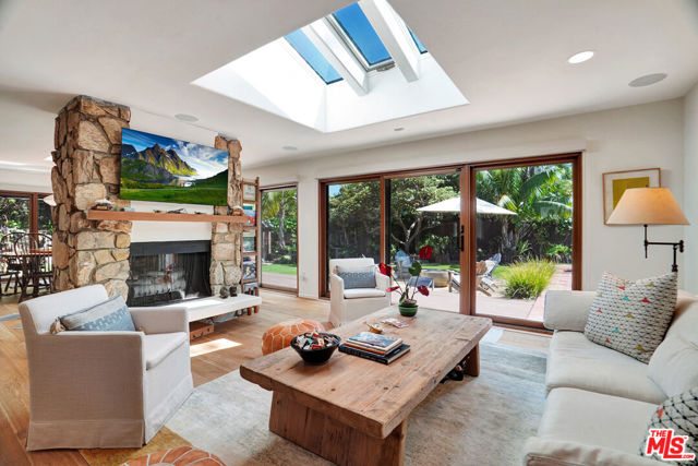 30612 Sicomoro Drive, Malibu CA: https://media.crmls.org/mediaz/7493351f-9092-4d2d-8d59-28a94a37d2cb.jpg