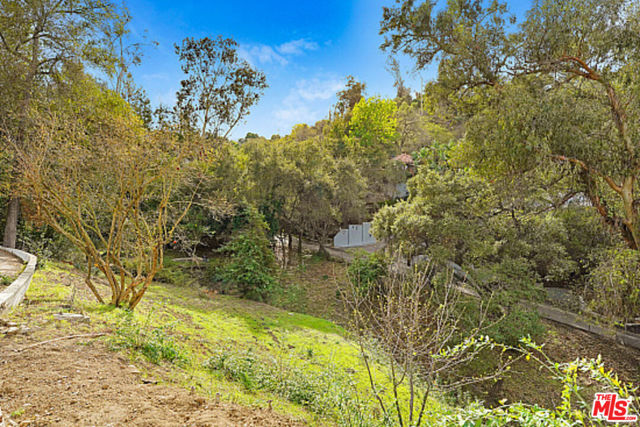 3351 Coldwater Canyon Avenue, Los Angeles CA: https://media.crmls.org/mediaz/74938f5c-d27e-405d-8937-b11cac6e20df.jpg