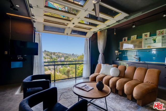 2528 Dearborn Drive, Los Angeles CA: https://media.crmls.org/mediaz/7493b041-3d1d-4530-aa3e-809331411a5b.jpg