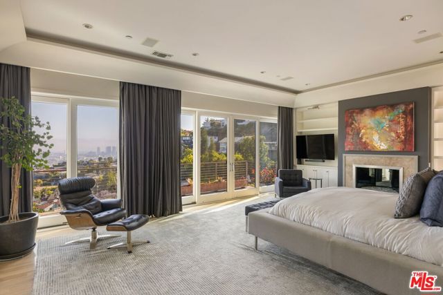 1573 Sunset Plaza Drive, Los Angeles CA: https://media.crmls.org/mediaz/74945d68-4618-4dfd-9c63-bcd8ef4e58c0.jpg