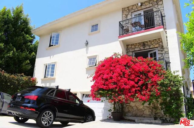 1111 11th Street, Santa Monica CA: https://media.crmls.org/mediaz/74947995-9c8e-4dd0-90b8-a6ecc28810f1.jpg